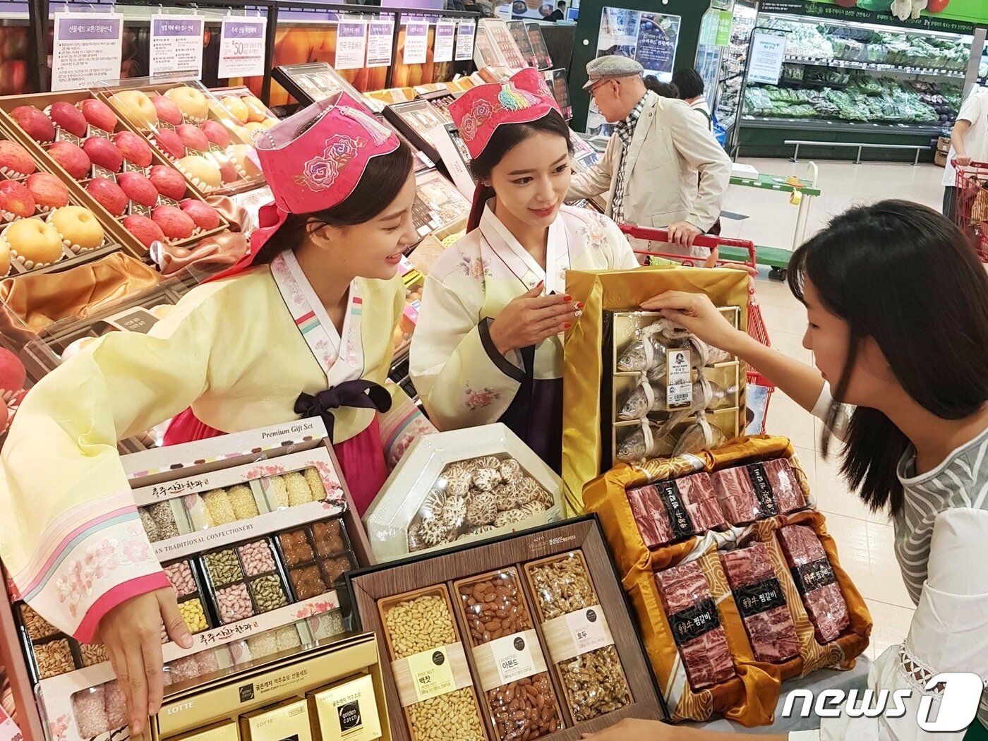 본문 이미지 - 롯데마트 서울역점에서 선물세트를 홍보하는 모습(롯데마트 제공)