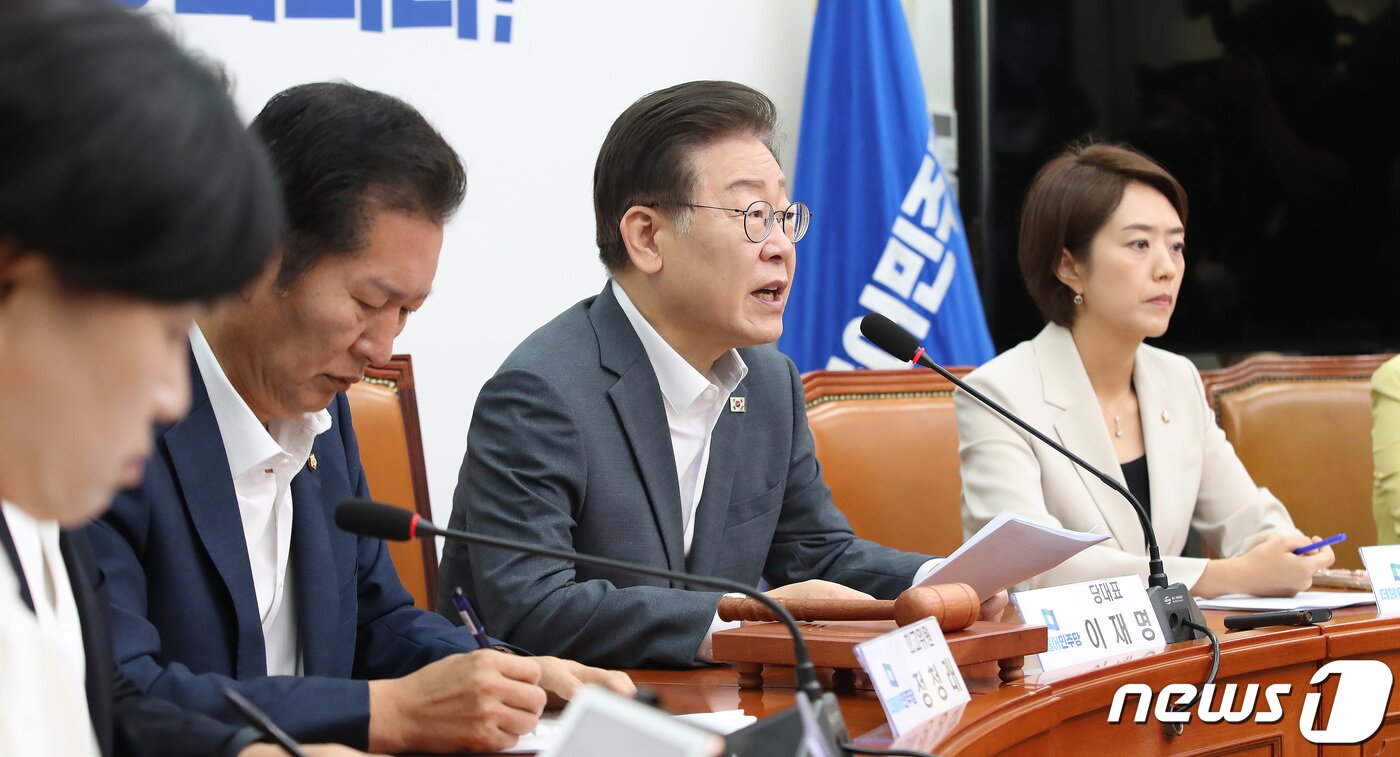 본문 이미지 - 이재명 더불어민주당 대표가 7일 오전 서울 여의도 국회에서 열린 최고위원회의에서 모두발언을 하고 있다. 2023.8.7/뉴스1 ⓒ News1 임세영 기자