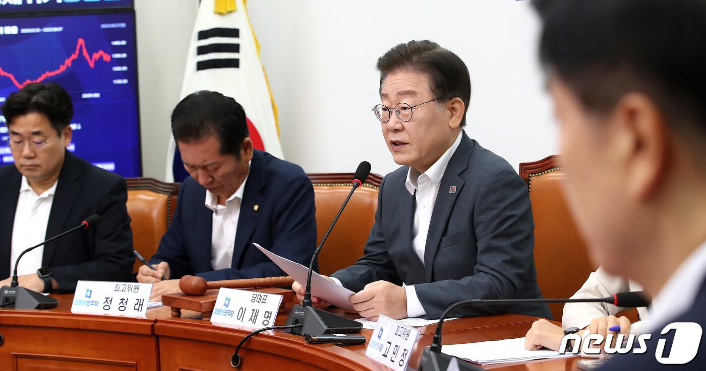 본문 이미지 - 이재명 더불어민주당 대표(오른쪽 두번째)가 7일 오전 서울 여의도 국회에서 열린 최고위원회의에서 모두발언을 하고 있다. 2023.8.7/뉴스1 ⓒ News1 임세영 기자