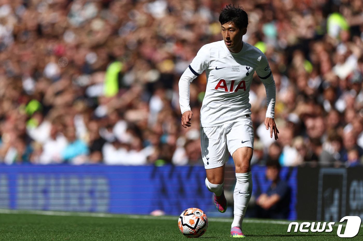 본문 이미지 - 토트넘의 손흥민이 6일(현지시간) 런던의 토트넘 홋스퍼 스타디움에서 열린 우크라이나의 샤흐타르 도네츠크와 친선 경기서 드리블을 하고 있다. 2023.8.7 ⓒ AFP=뉴스1 