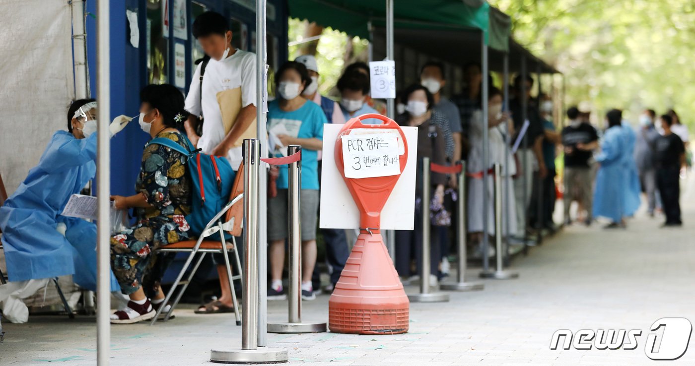 본문 이미지 - 7월 말~8월 초에 집중된 여름휴가 기간이 끝나고 새로운 한주가 시작된 7일 오전 대구 달서구보건소에 마련된 코로나19 선별진료소에 많은 시민들이 줄지어 PCR검사를 기다리고 있다. 2023.8.7/뉴스1 ⓒ News1 공정식 기자