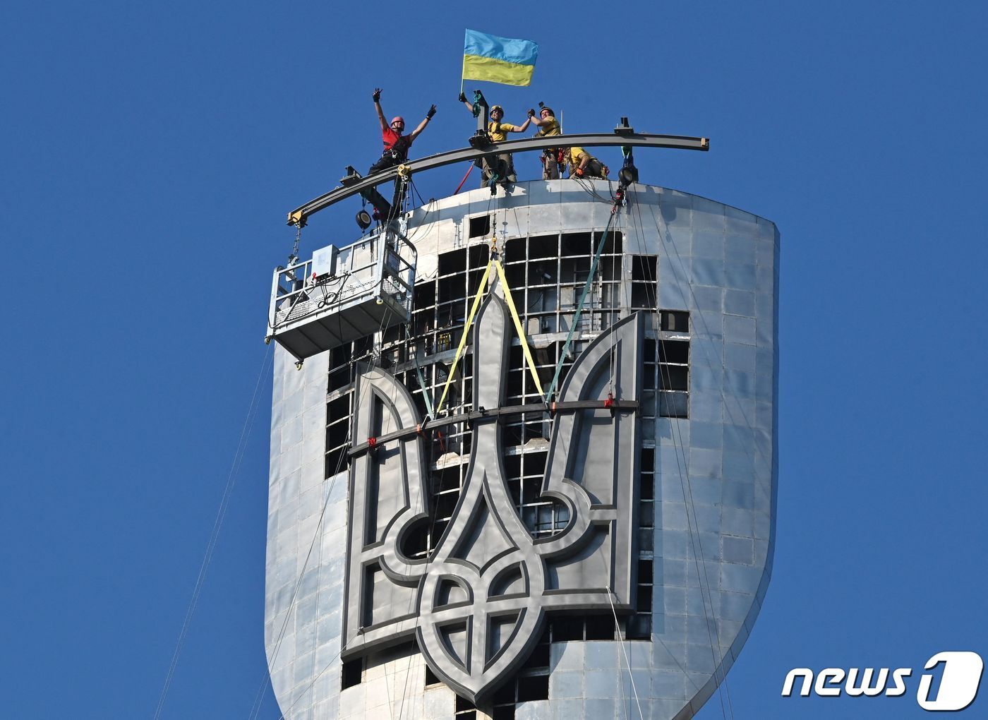 본문 이미지 - 우크라이나 수도 키이우에 소련 시절 세워진 '조국의 어머니상'' 왼손에 소련을 상징하는 방패가 들려 있다. 이를 우크라이나 국기로 교체하기 위한 작업이 진행되고 있다. ⓒ AFP=뉴스1 ⓒ News1 이유진 기자