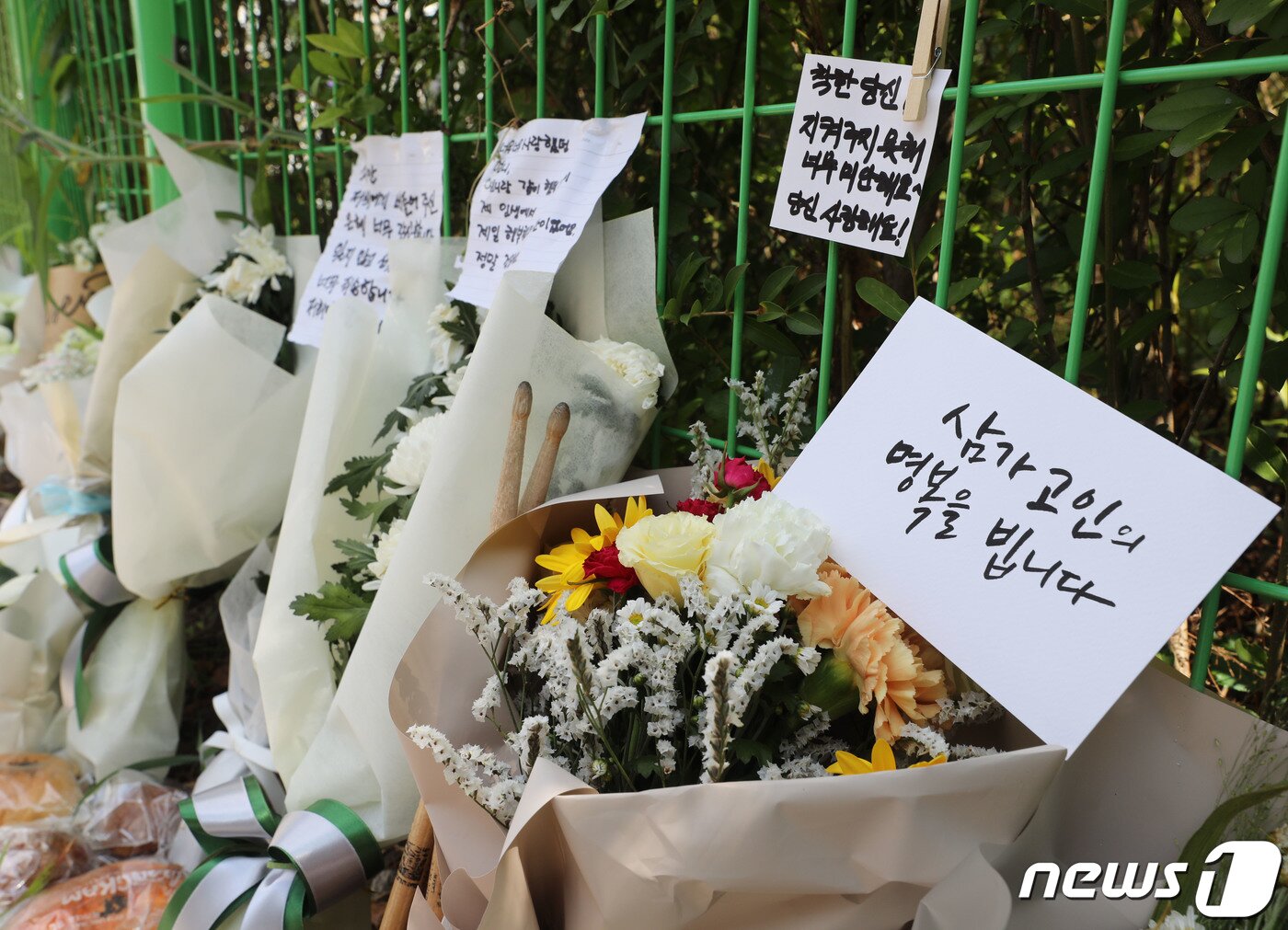 본문 이미지 - 7일 오전 묻지마 흉기난동 사건이 발생한 경기 성남시 분당구 서현역 인근 사고 현장에 숨진 A씨(60대·여)를 추모하는 물품들이 놓여져 있다. 지난 3일 오후 성남시 분당구 서현역 일대에서 묻지마 흉기 난동 사건이 발생해 13명이 다쳤고 1명이 사망판정을 받았다. 2023.8.7/뉴스1 ⓒ News1 김영운 기자