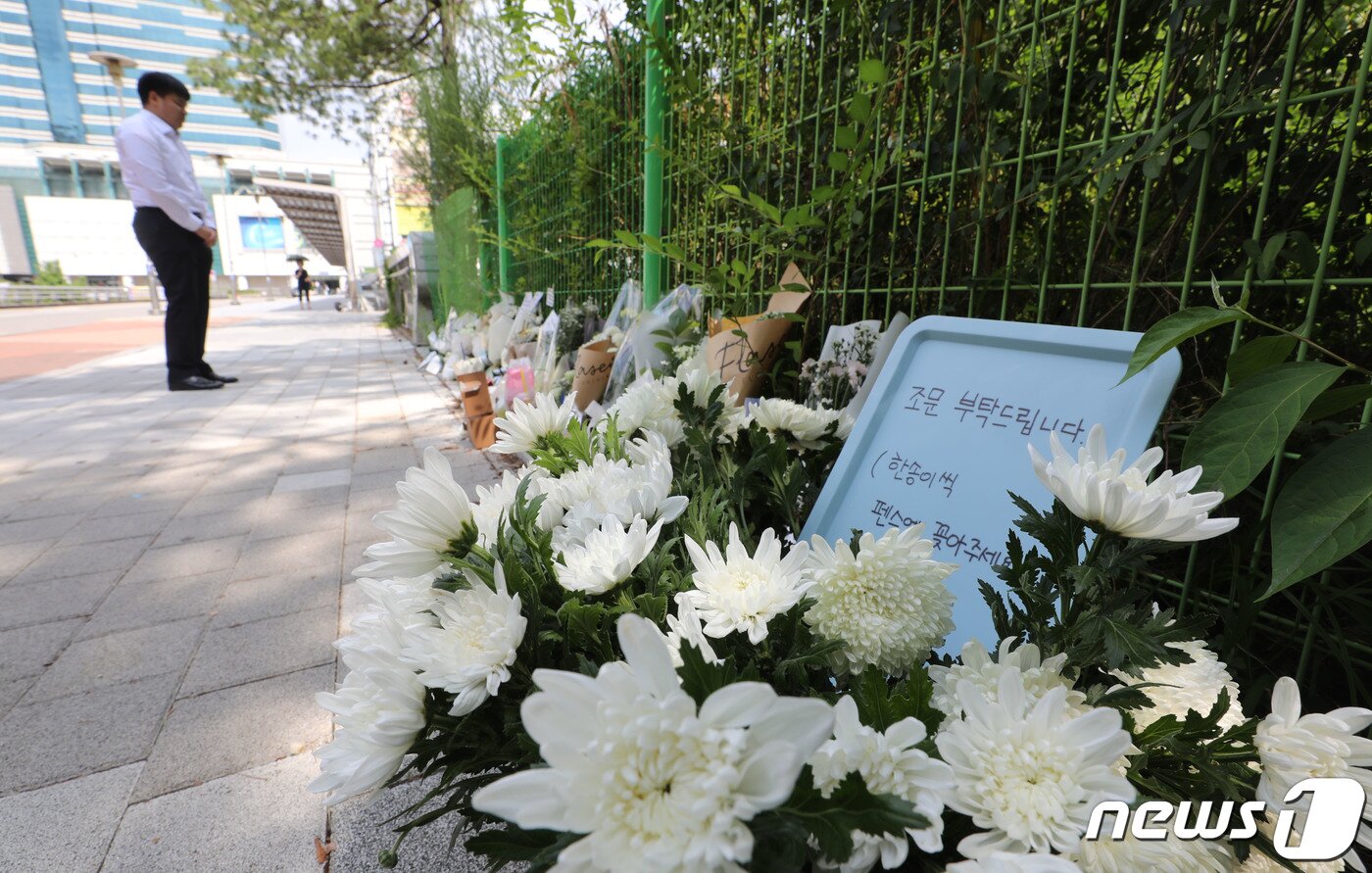 본문 이미지 - 7일 오전 묻지마 흉기난동 사건이 발생한 경기 성남시 분당구 서현역 인근 사고 현장에 숨진 A씨(60대·여)를 추모하는 발길이 이어지고 있다.  ⓒ News1 김영운 기자