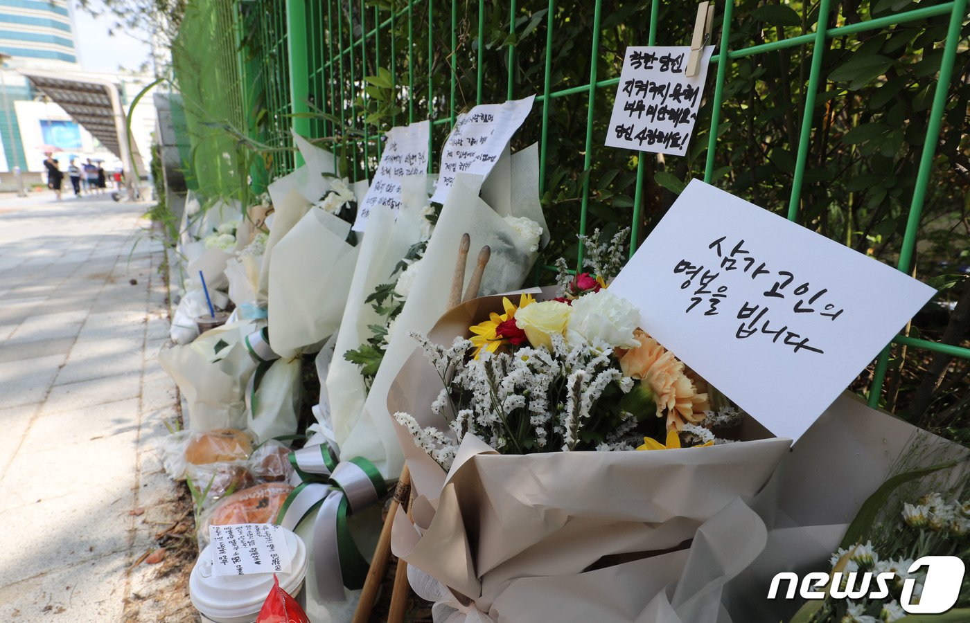 작년 8월7일 오전 묻지마 흉기난동 사건이 발생한 경기 성남시 분당구 서현역 인근 사고 현장에 숨진 피해자를 추모하는 물품들이 놓여져 있다. 2023.8.7/뉴스1 ⓒ News1 김영운 기자