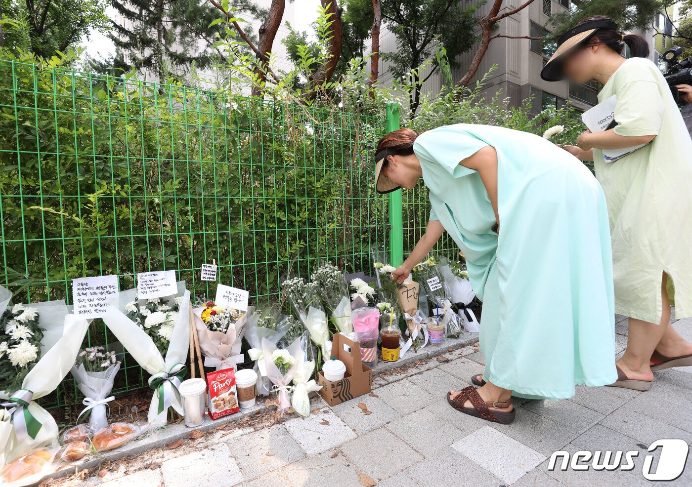 본문 이미지 - 7일 오전 묻지마 흉기난동 사건이 발생한 경기 성남시 분당구 서현역 인근 사고 현장에 숨진 A씨(60대·여)를 추모하는 발길이 이어지고 있다. 지난 3일 오후 성남시 분당구 서현역 일대에서 묻지마 흉기 난동 사건이 발생해 13명이 다쳤고 1명이 사망판정을 받았다. 2023.8.7/뉴스1 ⓒ News1 김영운 기자