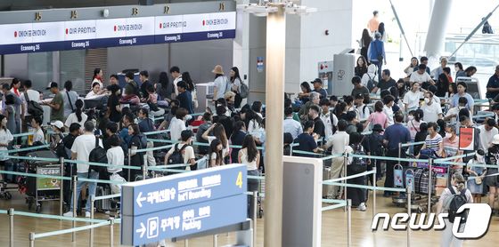 인천국제공항 제1여객터미널 출국장이 이용객들로 붐비고 있다./뉴스1 © News1 김도우 기자