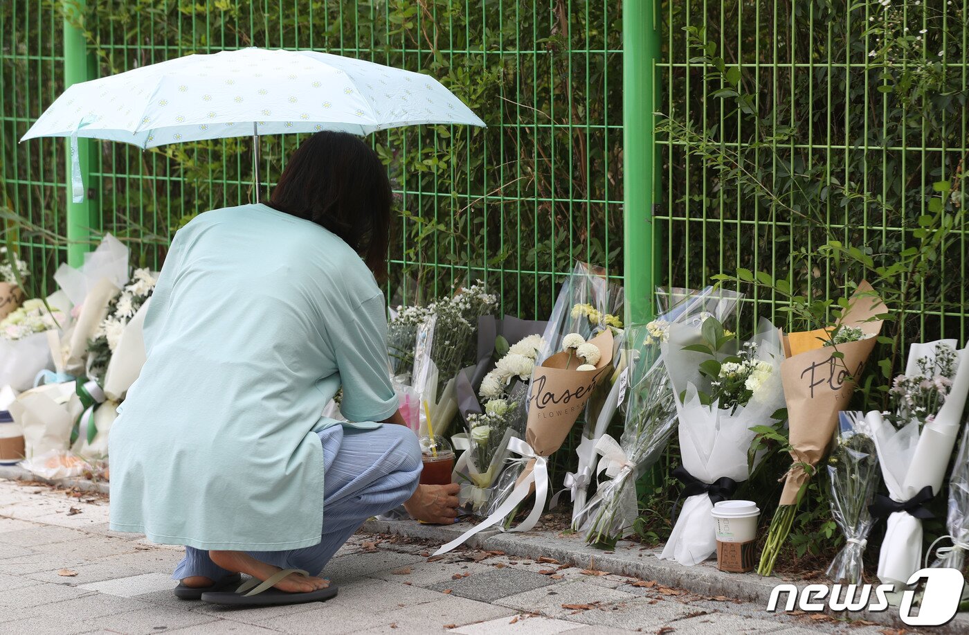 본문 이미지 - 7일 오전 묻지마 흉기난동 사건이 발생한 경기 성남시 분당구 서현역 인근 사고 현장에 숨진 A씨(60대·여)를 추모하는 발길이 이어지고 있다. 지난 3일 오후 성남시 분당구 서현역 일대에서 묻지마 흉기 난동 사건이 발생해 13명이 다쳤고 1명이 사망판정을 받았다. 2023.8.7/뉴스1 ⓒ News1 김영운 기자