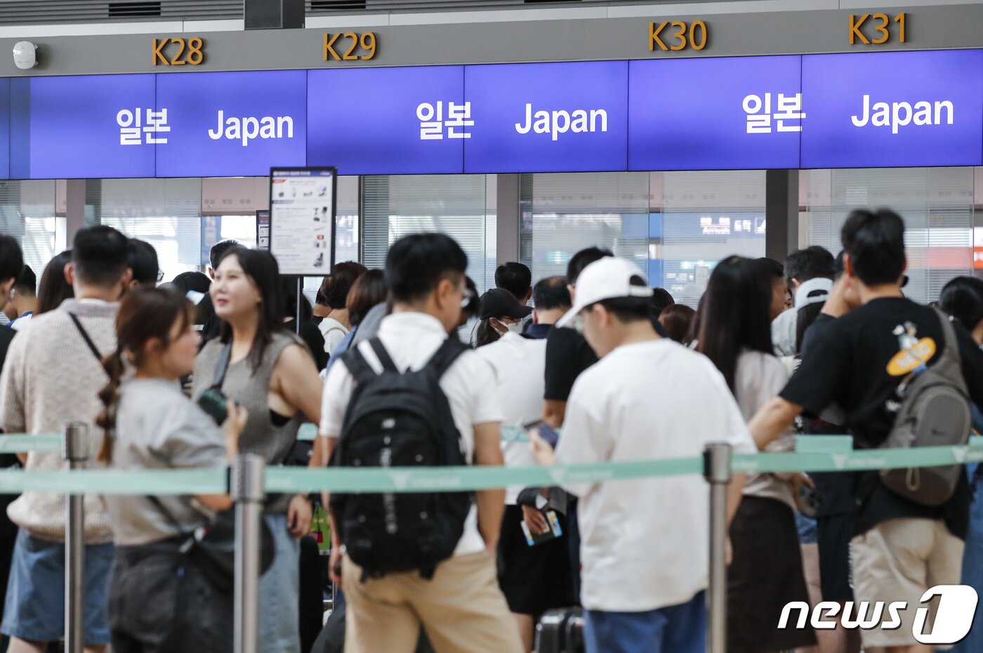본문 이미지 - 7일 인천국제공항 제1여객터미널 출국장에서 일본행 여행객들이 출국수속을 기다리고 있다. 이날 국토교통부 항공 통계에 따르면 올해 상반기 국제선 항공 노선 중 가장 붐빈 곳은 인천국제공항에서 일본 오사카 간사이공항을 오가는 노선으로, 국내 공항발 국제선 노선 중 이용객 수 1위를 차지했다. 2023.8.7/뉴스1 ⓒ News1 김도우 기자