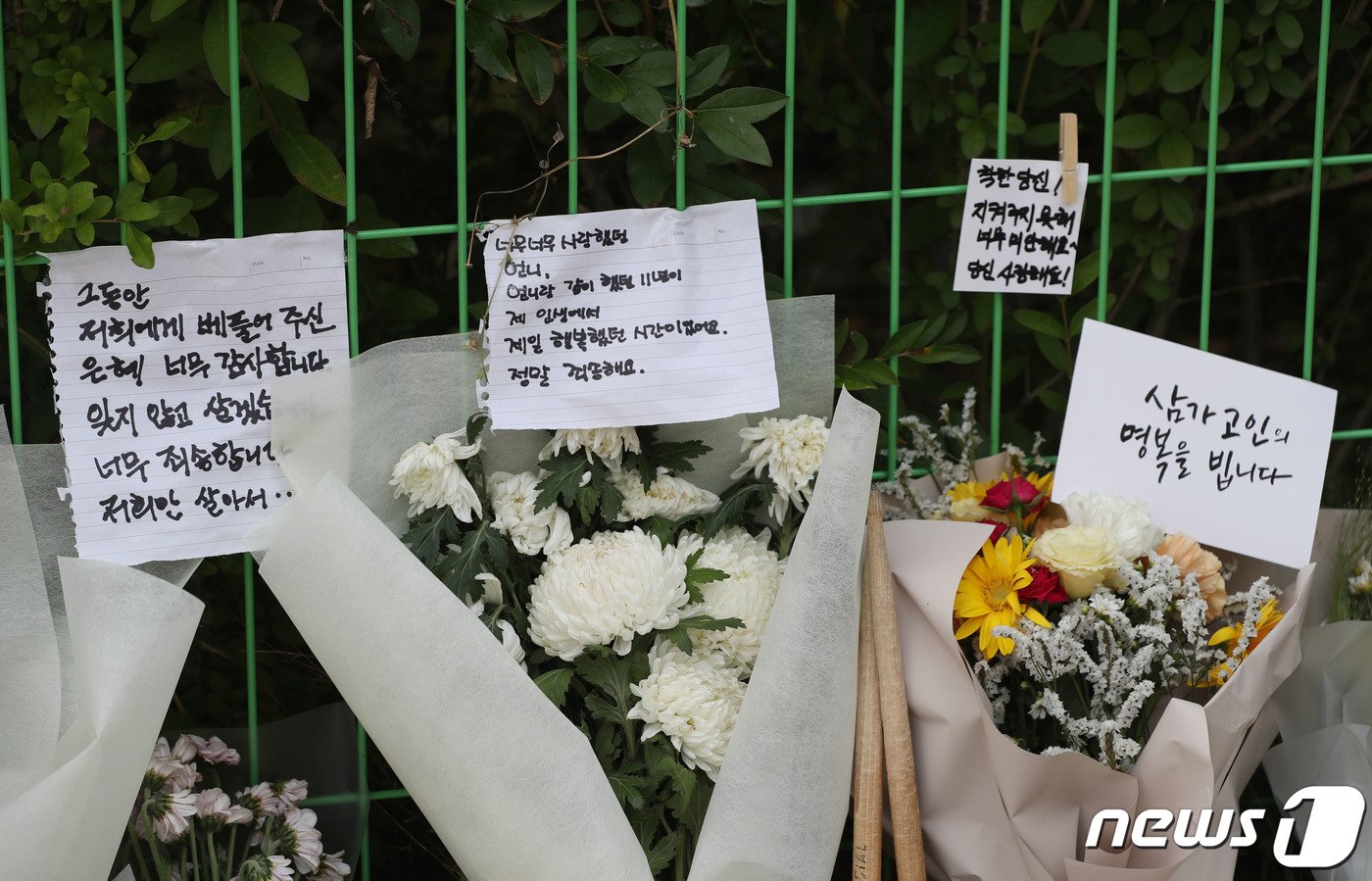 7일 오전 묻지마 흉기난동 사건이 발생한 경기 성남시 분당구 서현역 인근 사고 현장에 숨진 A씨&#40;60대·여&#41;를 추모하는 물품들이 놓여져 있다. 2023.8.7/뉴스1 ⓒ News1 김영운 기자