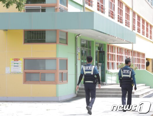본문 이미지 - 7일 오후 한 온라인 게임 채팅방에 "내일 울산 북구의 A 초등학교에서 칼부림 예정＂이라는 게시물이 신고 접수 돼 해당 학교가 하루 휴교에 돌입했다. 경찰은 울산 북구의 해당 초등학교에 형사팀과 파출소 직원을 투입해 학교 내부 순찰, 출입 외부인 확인 등 거점 근무를 하고 있다. 2023.8.7/뉴스1 ⓒ News1 김지혜 기자