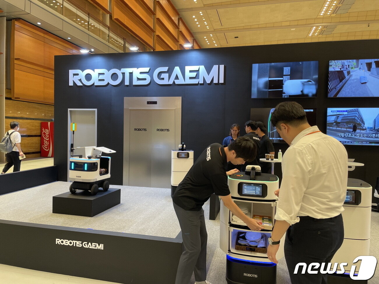 본문 이미지 -  사진은 로보티즈 담당자가 실내자율주행로봇 ‘개미’에 대해 설명하는 모습.(로보티즈 제공) 2023.8.7/뉴스1
