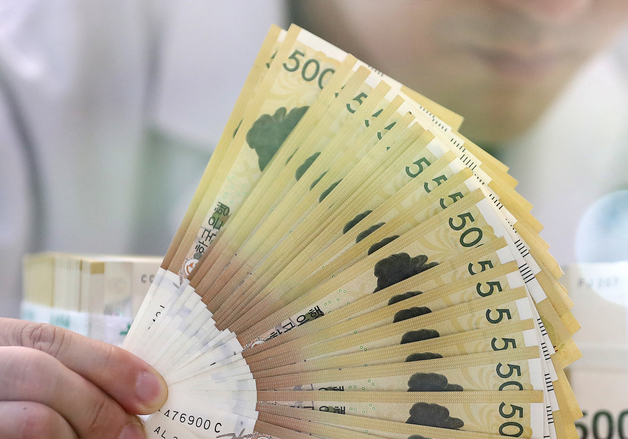 컬러프린터로 '5만원권 위폐' 제작·유통…20대 추가 구속 송치