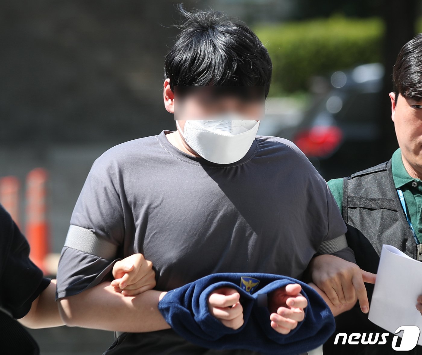 본문 이미지 - 당근마켓에서 혜화역 흉기난동 살인예고 피의자 왕모씨(31)가 7일 오후 서울 서초구 서울중앙지방법원에서 열리는 구속 전 피의자 심문(영장실질심사)에 출석하고 있다. 2023.8.7/뉴스1 ⓒ News1 구윤성 기자