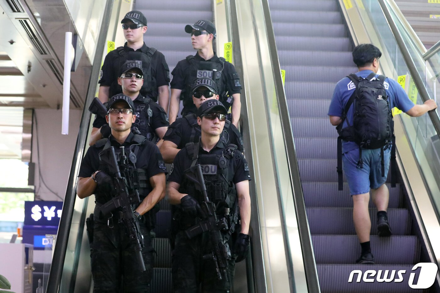 본문 이미지 - 대구공항에 대한 '폭탄테러'와 공항 이용객 불특정 다수를 상대로 '흉기난동'을 예고하는 글이 온라인 커뮤니티에 등장한 가운데 7일 오후 경찰특공대가 공항 내부 순찰을 강화하고 있다. 2023.8.7/뉴스1 ⓒ News1 공정식 기자