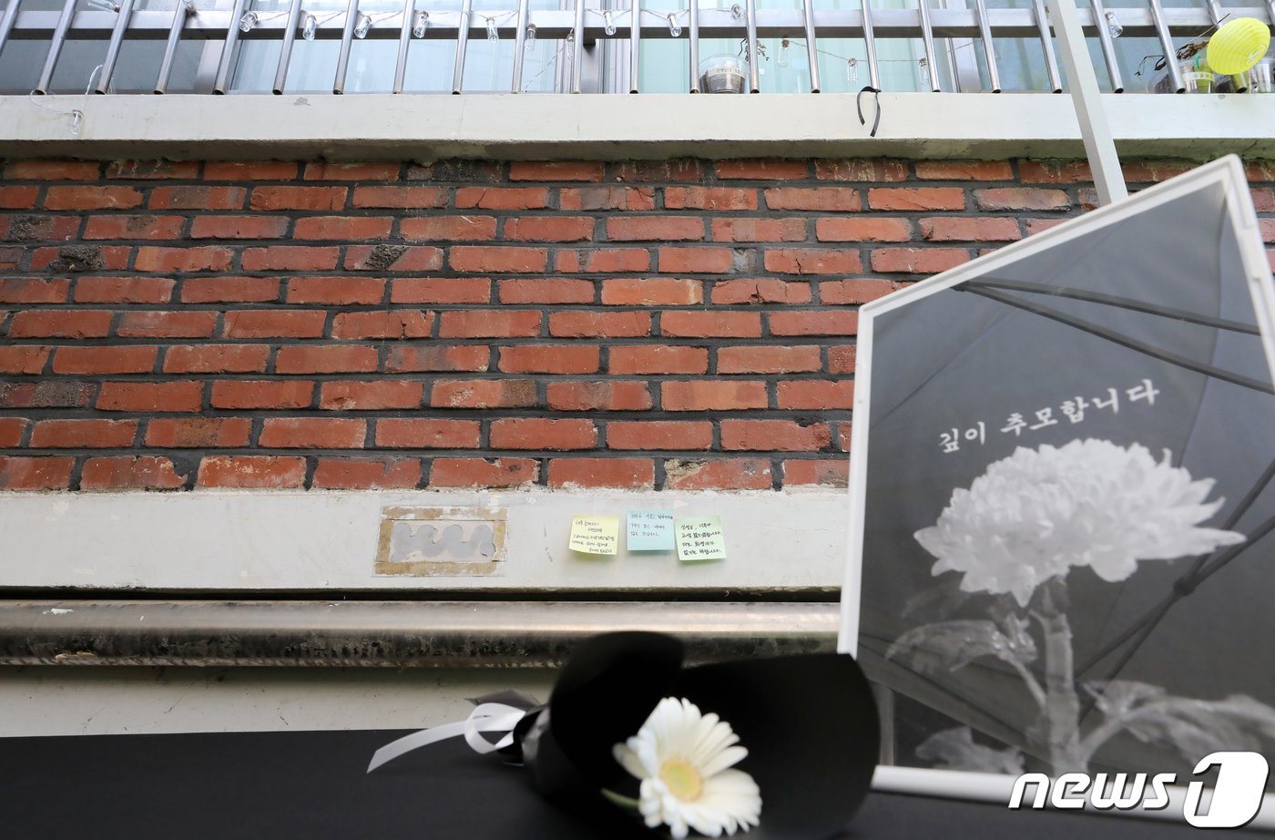 본문 이미지 - 서울 서초구 서이초등학교 1학년 6반 교실 외벽에 극단적 선택으로 세상을 떠난 교사를 위한 추모공간이 설치돼 있다. 2023.8.7/뉴스1 ⓒ News1 장수영 기자