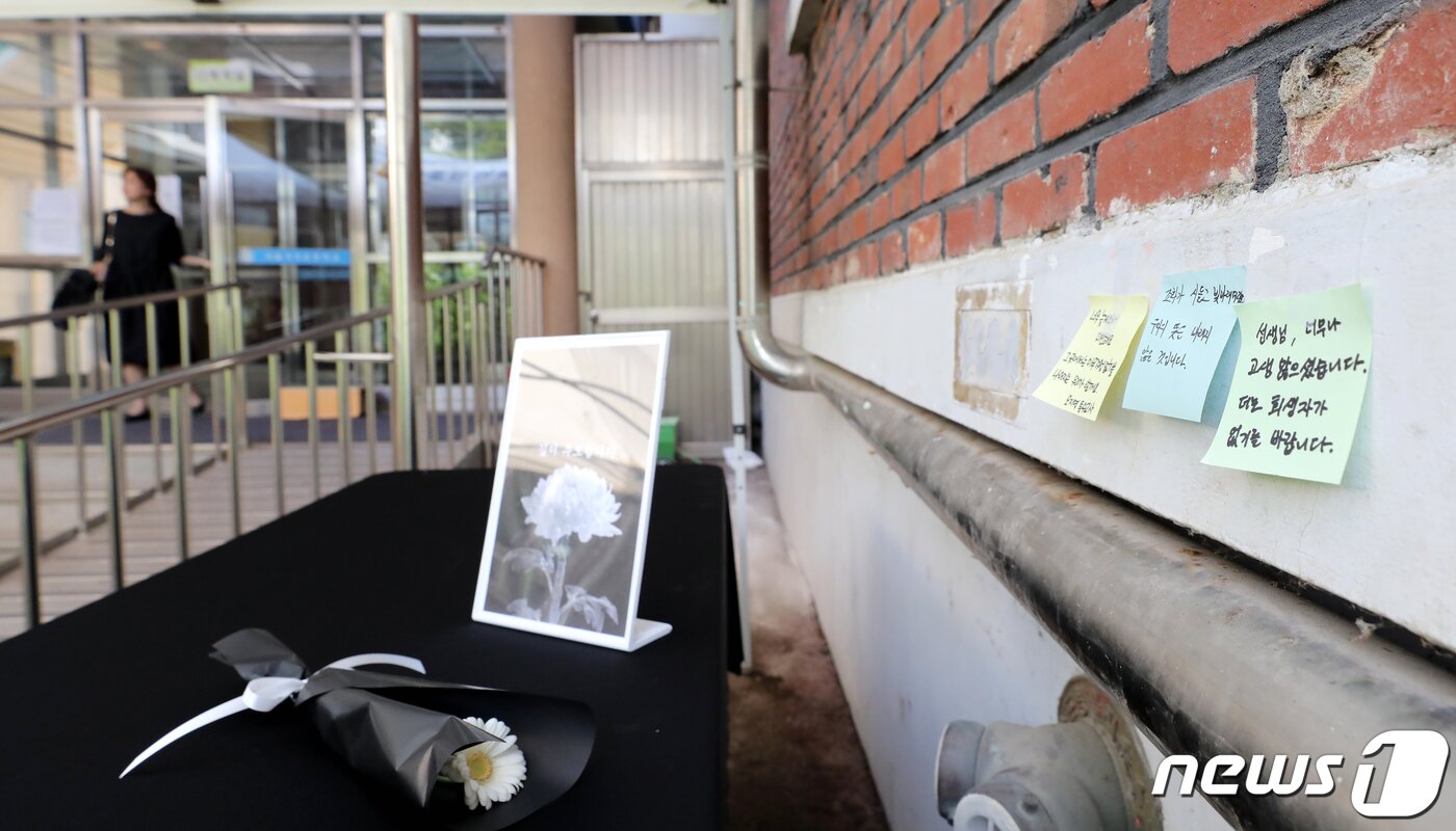 본문 이미지 - 7일 오후 서울 서초구 서이초등학교 1학년 6반 교실 외벽에 극단적 선택으로 세상을 떠난 교사를 위한 추모공간이 설치돼 있다. 2023.8.7/뉴스1 ⓒ News1 장수영 기자