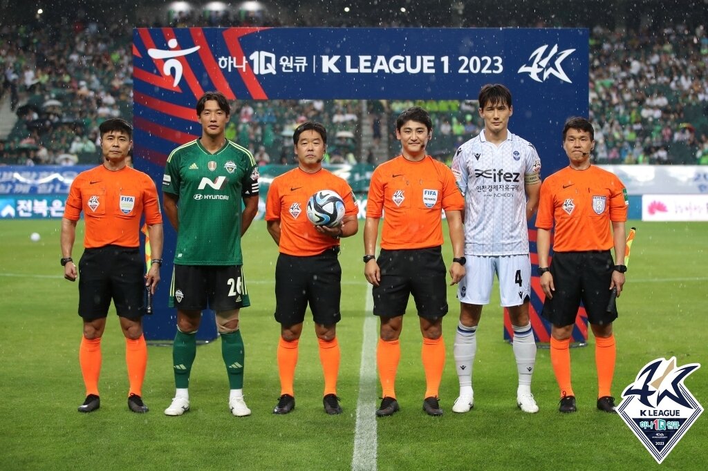 본문 이미지 -  전북 현대와 인천 유나이티드(한국프로축구연맹 제공)