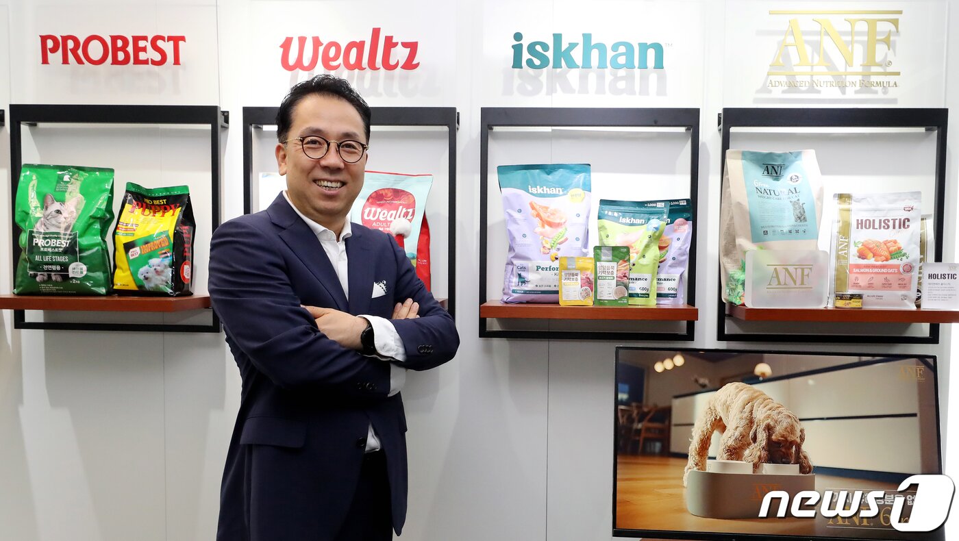 본문 이미지 - 최광용 우리와 대표가 7일 서울 중구 우리와 사옥에서 뉴스1과 인터뷰 하기 앞서 자사 제품 앞에서 포즈를 하고 있다. 2023.8.7/뉴스1 ⓒ News1 장수영 기자