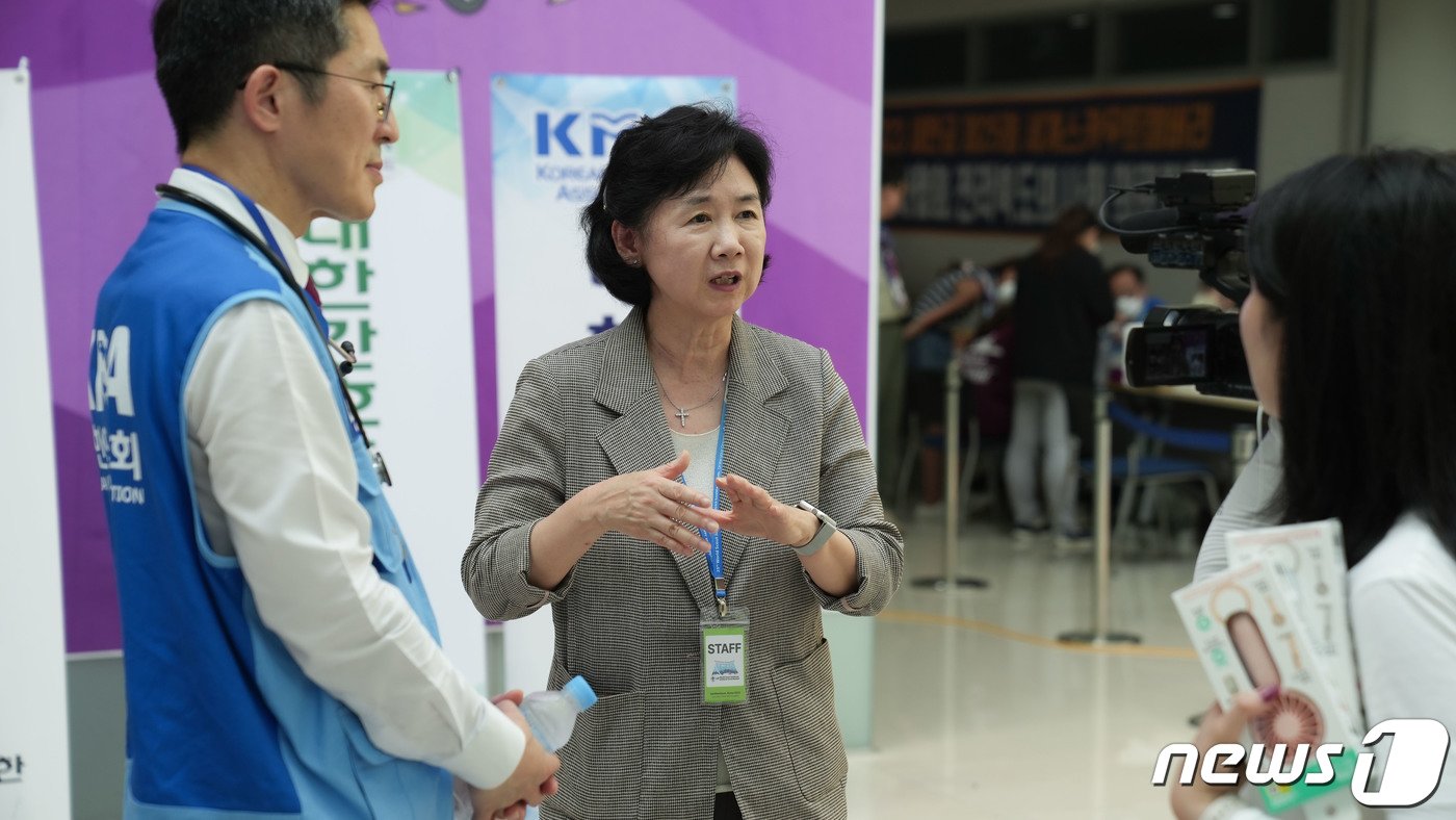 본문 이미지 - 지영미 질병관리청장이 7일 전북 부안군 2023 새만금 세계스카우트잼버리 행사현장에서 이필수 대한의사협회 회장과 감염병 발생 대응 상황에 대해 논의하고 있다. &#40;질병청 제공&#41; 2023.8.7/뉴스1