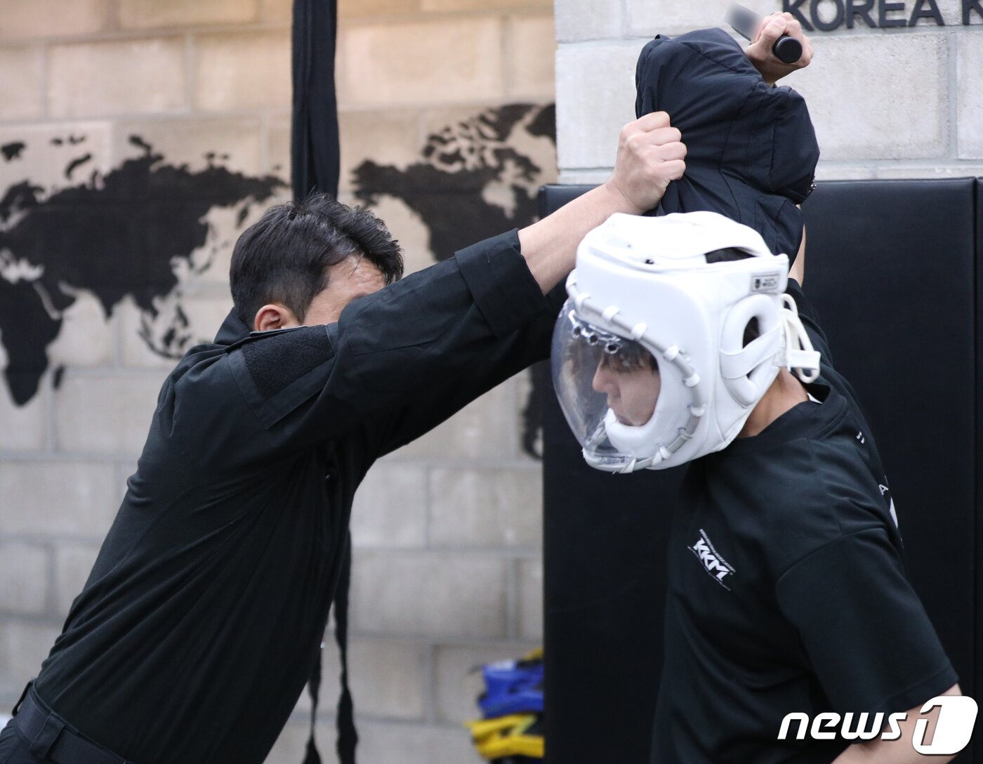 본문 이미지 - 7일 서울 강남구 삼성동 KKM 크라브마가 강남중앙본부에서 구본근 KKM 대한크라브마가협회장이 뉴스1 유민주 기자에게 호신술을 시연하고 있다. 2023.8.7 ⓒ 뉴스1 신웅수 기자