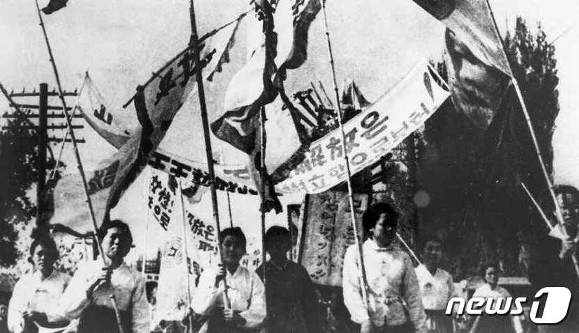 (평양 노동신문=뉴스1) = 북한 노동당 기관지 노동신문은 8일 정권수립기념일(구구절·9월9일) 75주년을 앞두고 '인민의 열의 하늘에 닿게 한 새 조선의 법령들'이라며 토지개혁법 …