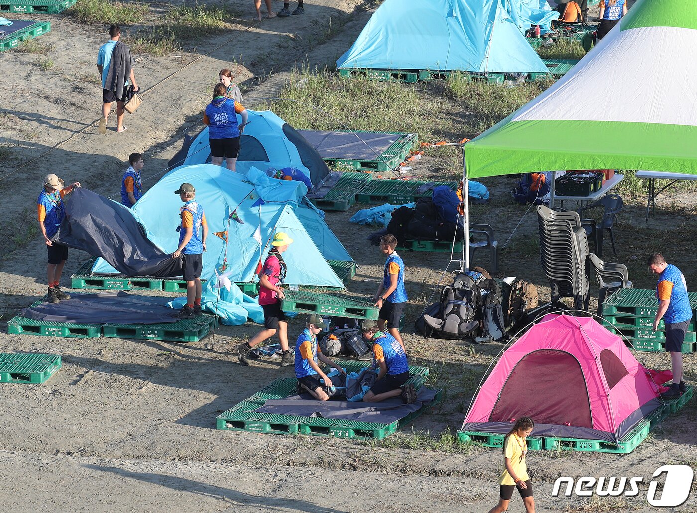 본문 이미지 - 새만금 세계스카우트잼버리에 참가한 각국 스카우트 대원들이 8일 오전 전북 부안군 잼버리 대회장에서 조기 철수를 하고 있다. 기록적인 폭염에 이어 태풍 '카눈'이 한반도에 상륙할 것으로 전망되자 세계스카우트연맹은 이날 버스 1000여대를 동원해 156개국 3만6000여명을 철수시킨다. 2023.8.8/뉴스1 ⓒ News1 신웅수 기자