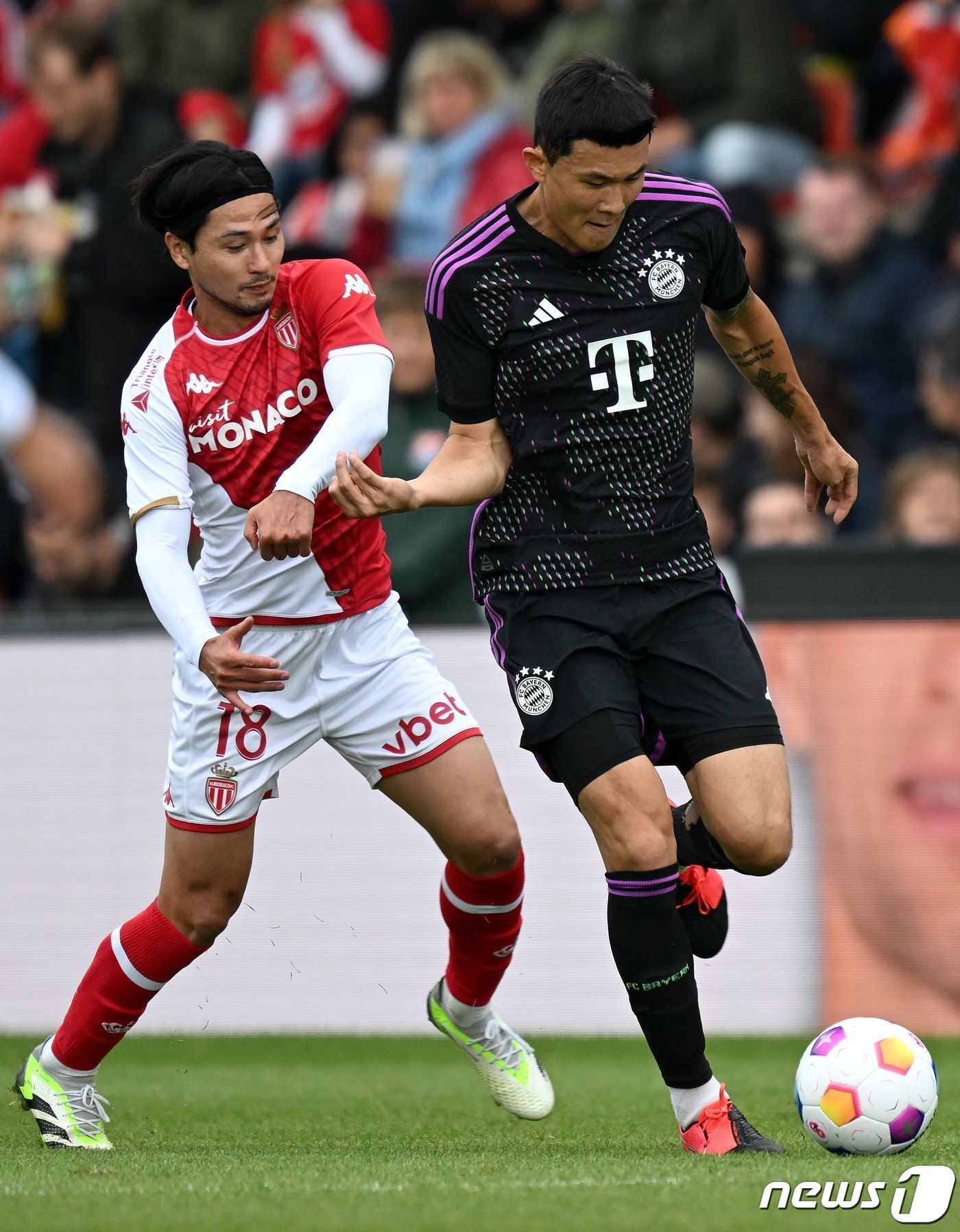 본문 이미지 - 바이에른 뮌헨 수비수 김민재(오른쪽). ⓒ AFP=뉴스1