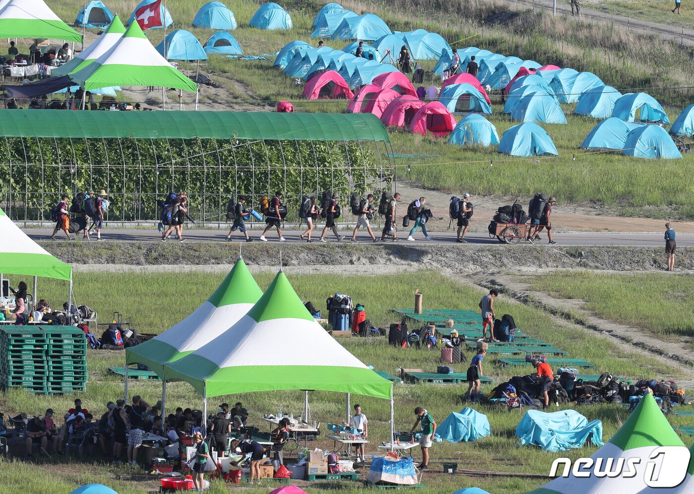 본문 이미지 - 새만금 세계스카우트잼버리에 참가한 각국 대원들이 8일 오전 전북 부안군 잼버리 대회장에서 조기 철수를 하고 있다. 기록적인 폭염에 이어 태풍 '카눈'이 한반도에 상륙할 것으로 전망되자 세계스카우트연맹은 이날 버스 1000여대를 동원해 156개국 3만6000여명을 수도권으로 철수시킨다. 2023.8.8/뉴스1 ⓒ News1 신웅수 기자