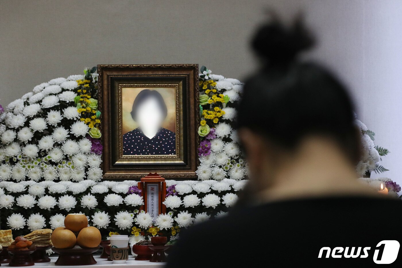 본문 이미지 - 8일 오전 경기 성남시 분당구 분당제생병원 장례식장에서 '서현역 묻지마 흉기난동' 사건 희생자 60대 여성A씨의 발인식이 엄수되고 있다. 2023.8.8/뉴스1 ⓒ News1 김영운 기자