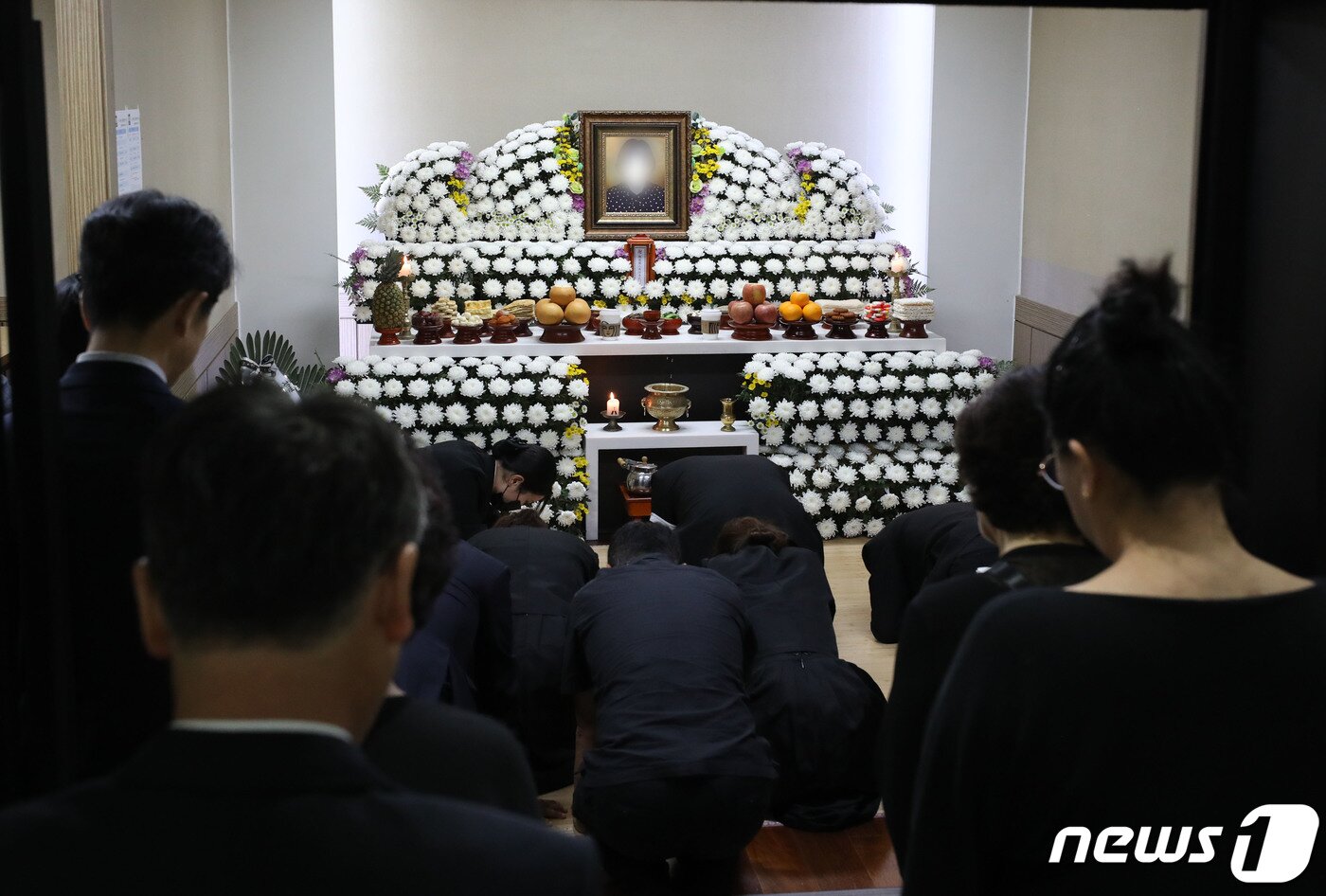 본문 이미지 - 8일 오전 경기 성남시 분당구 분당제생병원 장례식장에서 '서현역 묻지마 흉기난동' 사건 희생자 60대 여성A씨의 발인식이 엄수되고 있다. 2023.8.8/뉴스1 ⓒ News1 김영운 기자