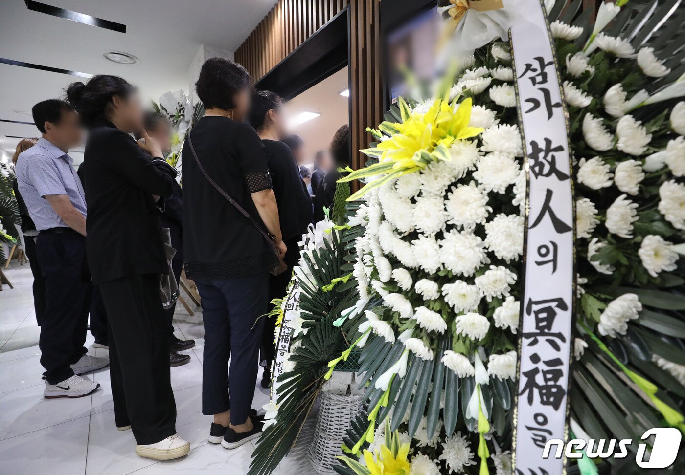 본문 이미지 - 8일 오전 경기 성남시 분당구 분당제생병원 장례식장에서 '서현역 묻지마 흉기난동' 사건 희생자 60대 여성A씨의 발인식이 엄수되고 있다. 2023.8.8/뉴스1 ⓒ News1 김영운 기자