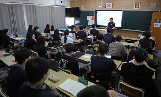 고교 무상교육 정부 지원 연장…여당도 '생색내기' 법안 발의