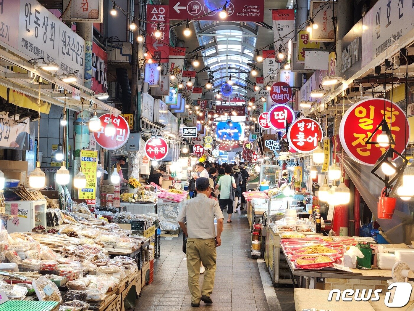 본문 이미지 - 수유전통시장의 상점가 모습