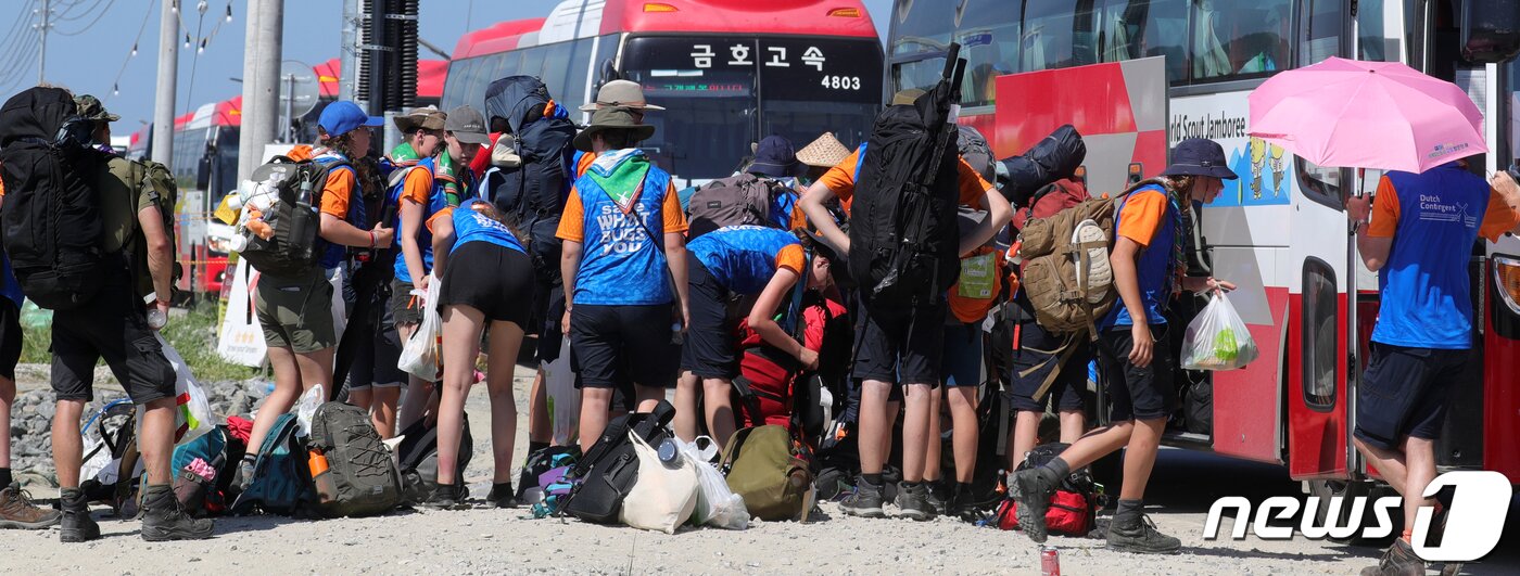본문 이미지 - 2023 새만금 세계스카우트잼버리에 참가한 각국 스카우트 대원들이 8일 전북 부안군 잼버리 야영지에서 조기 철수하고 있다. 2023.8.8/뉴스1 ⓒ News1 유경석 기자