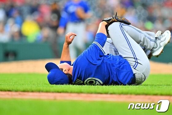 타구에 맞고 통증을 호소하는 류현진.© AFP=뉴스1