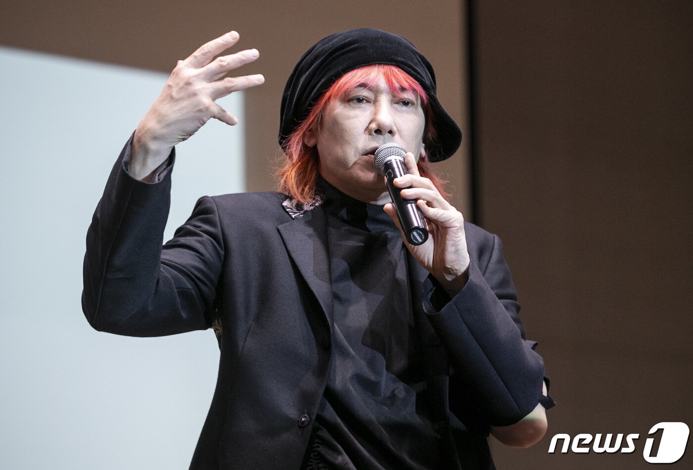 본문 이미지 - 가수 김장훈이 8일 오전 서울 종로구 SC제일은행 본사 대강당에서 열린 '2023 뉴스1 대학생 미래캠프'에서 특별강연을 하고 있다. 뉴스1과 청년재단이 개최한 이번 행사는 청년들에게 정치, 경제, 금융 등 각계각층의 전문가 강연과 산업현장 탐방을 통해 다양한 진로탐색 기회를 제공하고 국내 미래산업 전반에 대한 견문을 넓혀주고자 마련됐다. 2023.8.8/뉴스1 ⓒ News1 김도우 기자