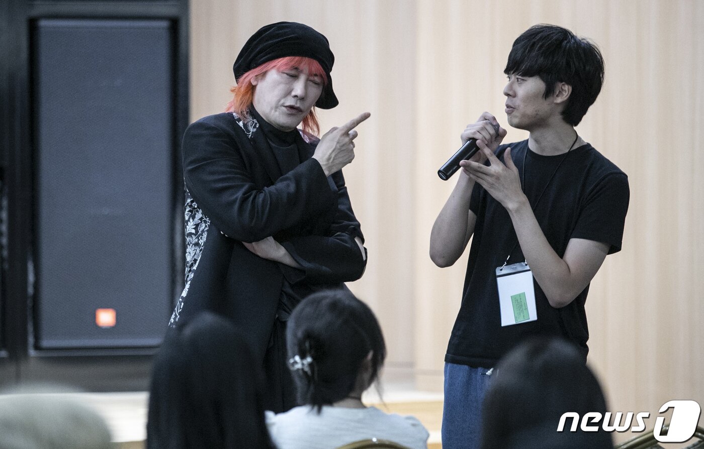 본문 이미지 - 가수 김장훈이 8일 오전 서울 종로구 SC제일은행 본사 대강당에서 열린 '2023 뉴스1 대학생 미래캠프'에서 특별강연을 하고 있다. 2023.8.8/뉴스1 ⓒ News1 김도우 기자