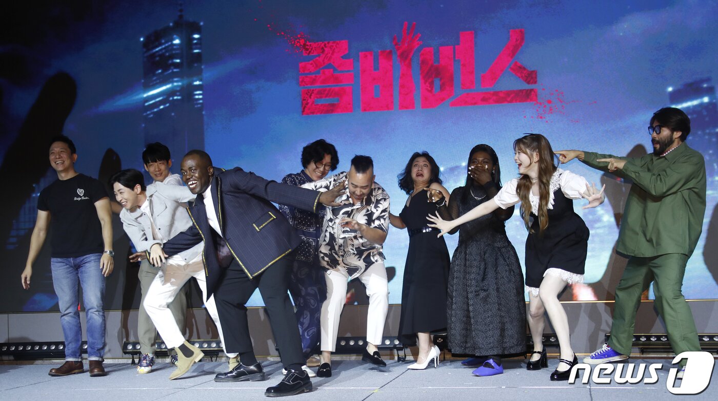 본문 이미지 - 8일 서울 마포구 호텔나루 서울엠갤러리에서 열린 넷플릭스 새 예능 '좀비버스' 제작발표회에서 문상돈 PD(왼쪽부터)와 딘딘, 박진경 CP, 조나단, 꽈추형, 유희관, 박나래, 파트리샤, 츠키, 노홍철이 좀비를 보고 놀란 포즈를 취하고 있다. '좀비버스'는 어느 날 갑자기 좀비 세계로 변해버린 서울 일대에서 퀘스트를 수행하며 살아남아야 하는 좀비 유니버스 예능이다. 2023.8.8/뉴스1 ⓒ News1 권현진 기자