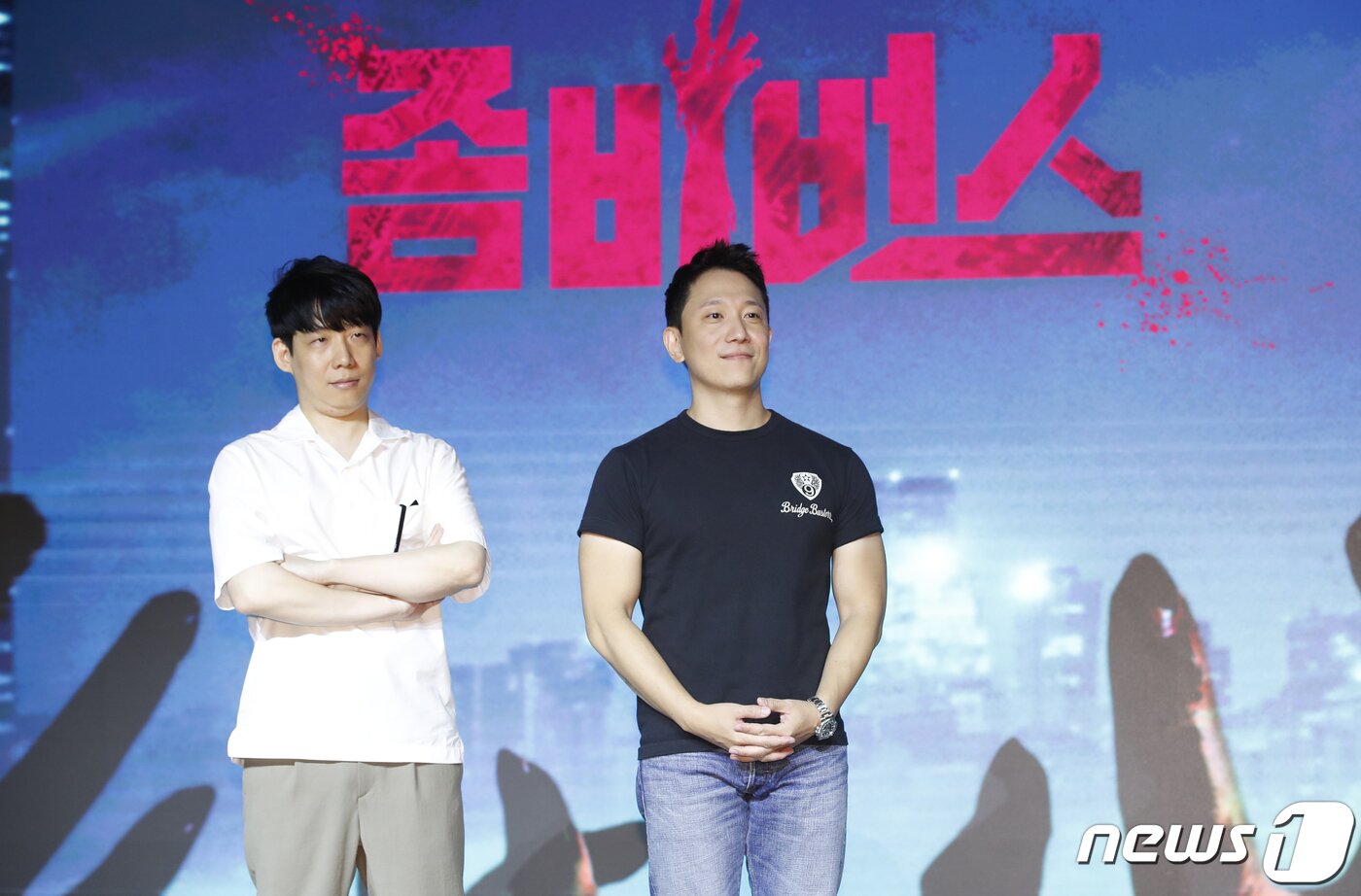 본문 이미지 - 박진경 CP와 문상돈 PD(오른쪽)이 8일 서울 마포구 호텔나루 서울엠갤러리에서 열린 넷플릭스 새 예능 '좀비버스' 제작발표회에서 포즈를 취하고 있다. '좀비버스'는 어느 날 갑자기 좀비 세계로 변해버린 서울 일대에서 퀘스트를 수행하며 살아남아야 하는 좀비 유니버스 예능이다. 2023.8.8/뉴스1 ⓒ News1 권현진 기자