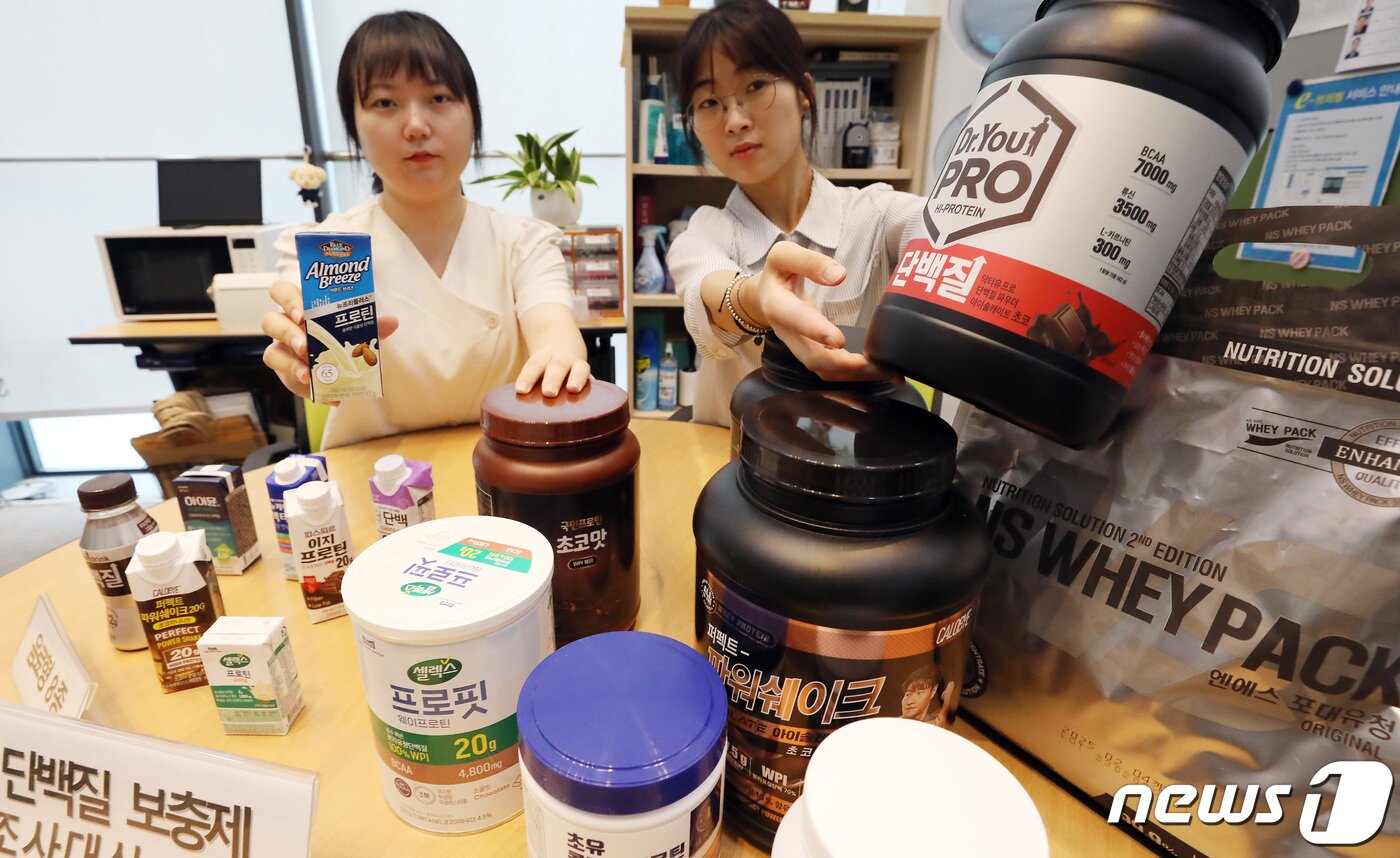 본문 이미지 - 한국소비자원 관계자들이 8일 오전 세종시 정부세종청사 공정거래위원회에서 '단백질보충제' 16개 제품 비교정보 내용을 설명하고 있다. 2023.8.8 ⓒ 뉴스1 김기남 기자