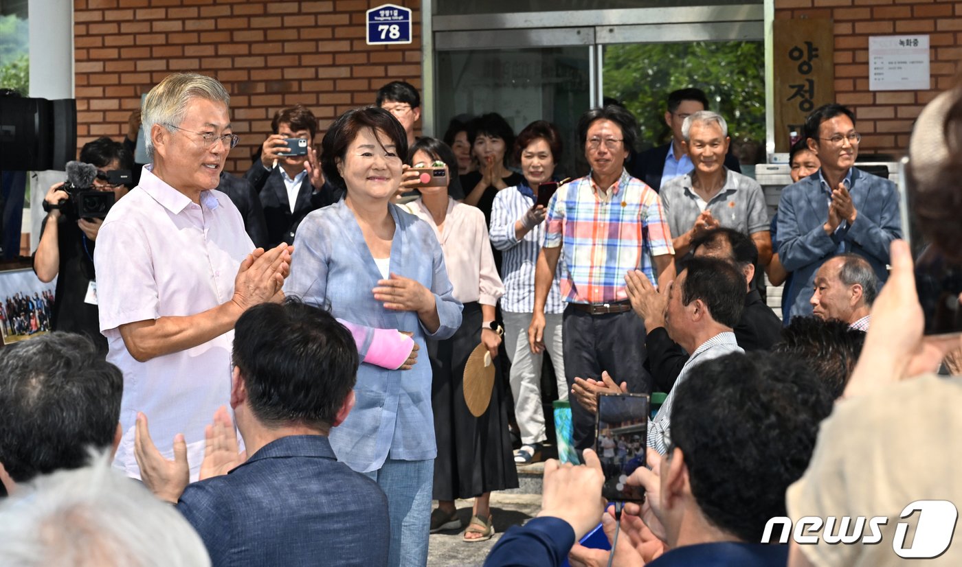 본문 이미지 - 문재인 전 대통령과 부인 김정숙 여사가 8일 오전 전남 구례군 구례읍 양정마을회관에서 열린 섬진강 수해 극복 3주년 생명 위령제에 참석해 주민들과 인사를 하고 있다. (공동취재)/뉴스1 ⓒ News1 이승현 기자
