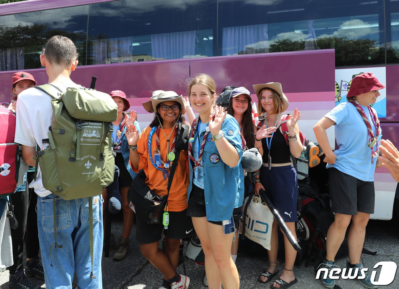본문 이미지 - 새만금 세계스카우트잼버리에서 조기 철수한 독일 대원들과 지도자들이 8일 오후 경기 용인시 처인구 명지대학교 기숙사에 도착해 짐을 옮기고 있다. 세계스카우트연맹은 기록적인 제6호 태풍 '카눈'이 한반도에 상륙할 것으로 전망되자 이날 버스 1000여 대를 동원해 156개국 3만6000여 명을 수도권으로 철수시키기로 했다. 2023.8.8/뉴스1 ⓒ News1 김영운 기자