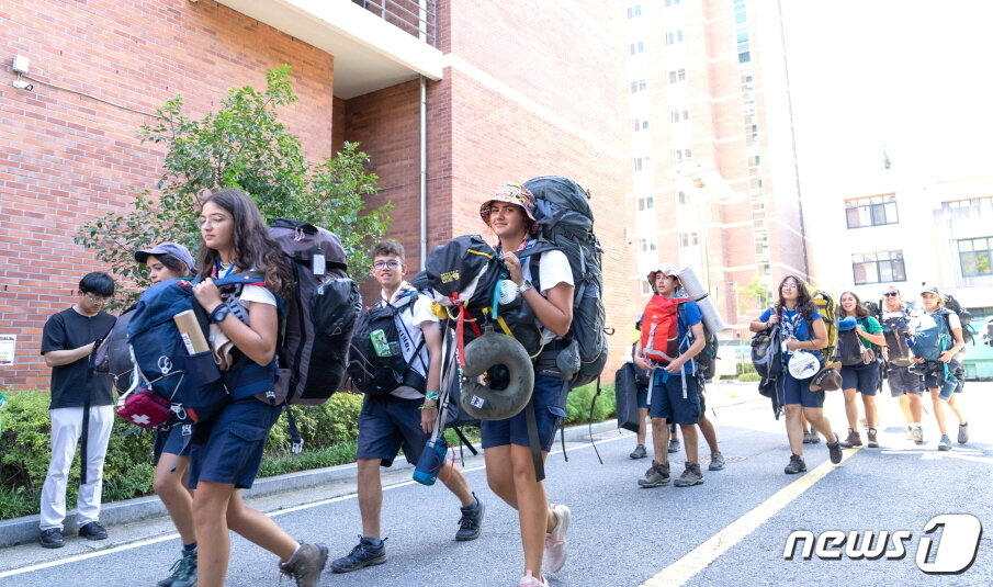 본문 이미지 - 8일 새만금 야영지를 떠나 전북대에 도착한 포르투갈 대원들이 생활관으로 이동하고 있다.(전북대 제공)/뉴스1