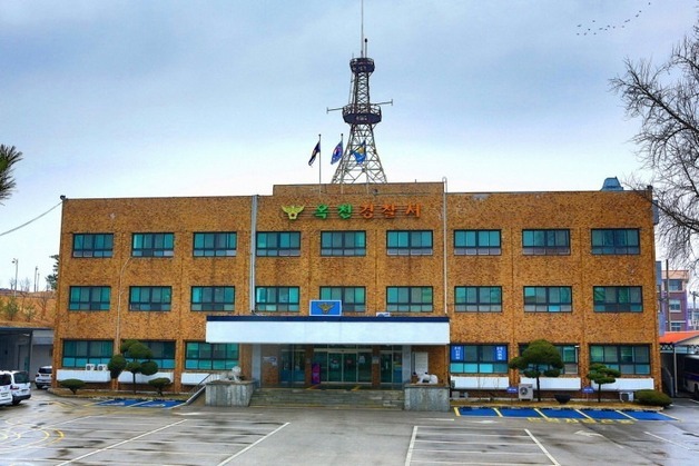 옥천 묘 11기에 소금 뿌리고 간 2명…경찰 추적 중