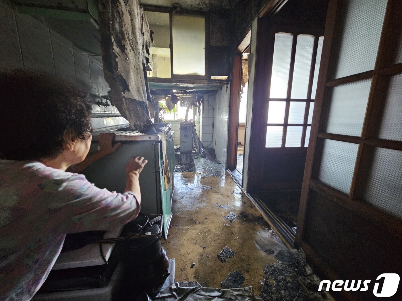 본문 이미지 - 7월24일 부산 영도구 영선아파트에 거주하고 있는 C씨(84세)의 이웃집이 호우 피해로 어지럽혀져 있다. 하수구가 역류하면서 이웃집이던 장씨의 집도 피해를 입었다.2023.07.24/뉴스1 ⓒ News1 박상아 기자 