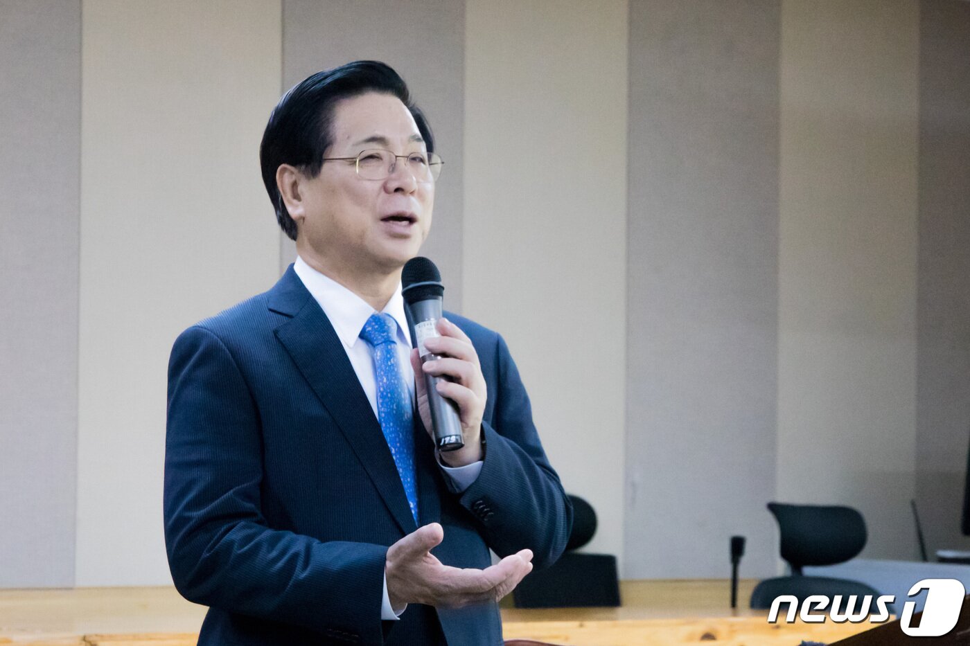 본문 이미지 - 한국교회총연합 대표회장 이영훈 여의도순복음교회 담임목사는 8일 오산리기도원에서 기자들을 만나 "지금의 어려운 상황이 오히려 전화위복이 되길 바란다"며 "대한민국은 위기 상황을 겪을 때마다 신속하게 대응해 국난을 이겨왔다"고 말했다.