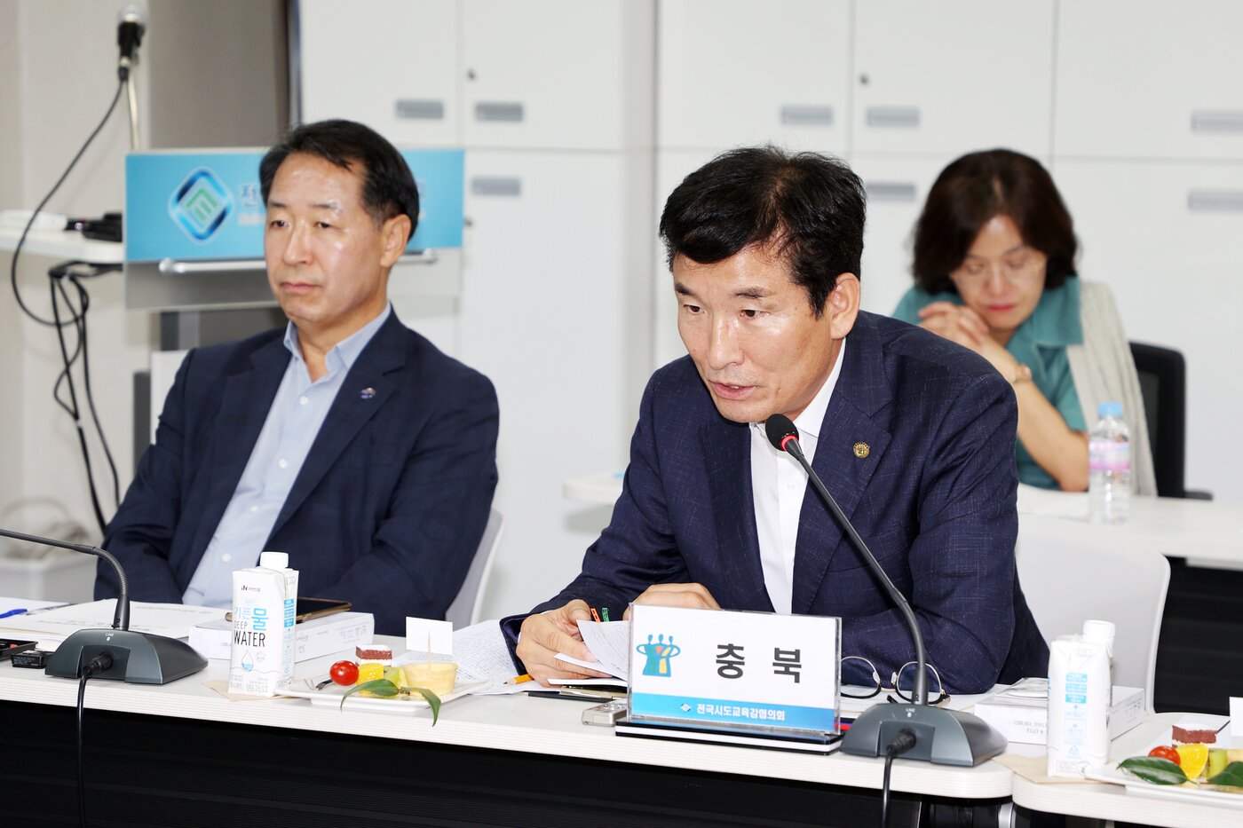 본문 이미지 - 윤건영 충북교육감이 8일 오후 세종시 전국시도교육감협의회사무국에서 열린 교권보호 종합대책과 관련한 긴급 임시총회에서 발언을 하고 있다. (충북도교육청 제공) / 뉴스1