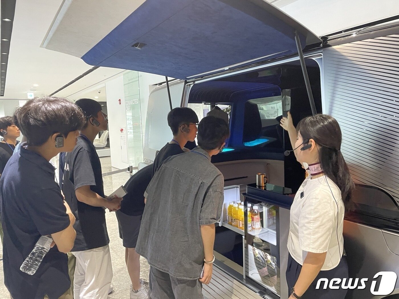 본문 이미지 - 서울 마곡 LG사이언파크 이노베이션 갤러리에 전시된 &#39;커넥티드 카&#39;를 살펴보는 학생들.  