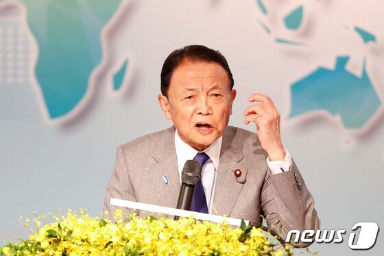 아소 다로 일본 집권 자민당 부총재가 8일 대만 타이베이에서 열린 케타갈란 포럼에 참석해 연설하고 있다. 2023.8.8 © 로이터=뉴스1 © News1 강민경 기자